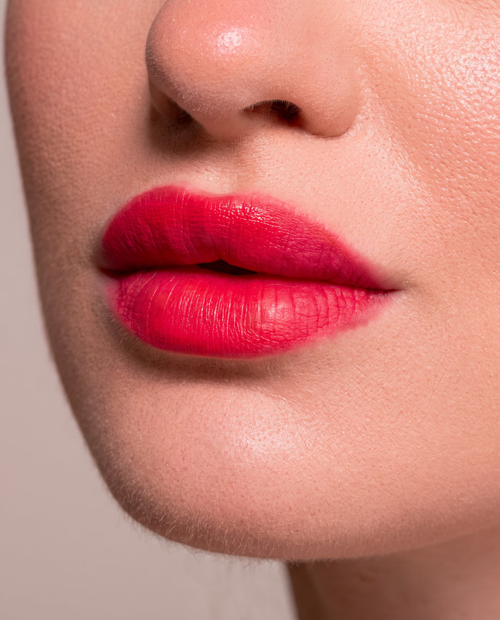 Build or diffuse — layer for full colour, or press it out for a soft gradient. Works on cheeks too.