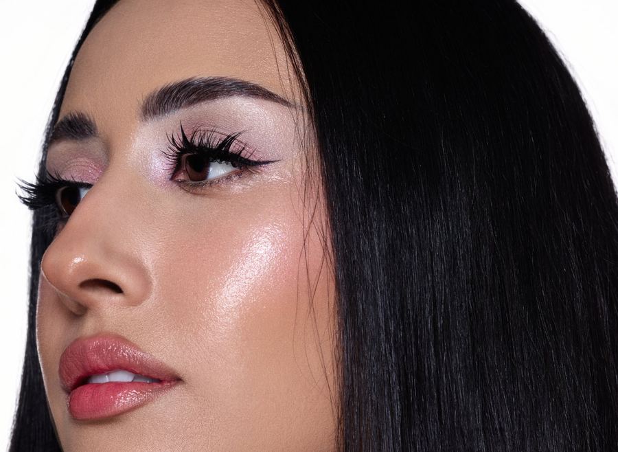 Pearl-pink highlighter on the cheekbone
